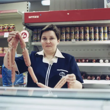 Saleswomen. Кадр 4