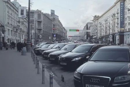 Tverskaya street runs and doesn’t know where to. Кадр 2