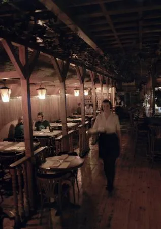 Restaurant. Кадр 8