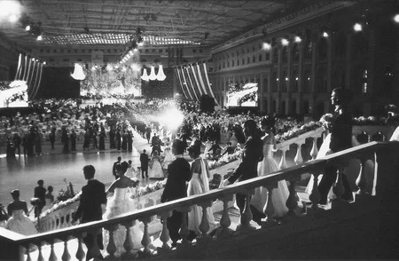 At Wien ball. Кадр 9