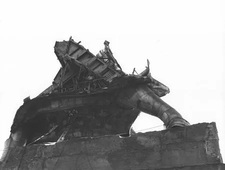 Last symbol of the Socialist realism. Кадр 4