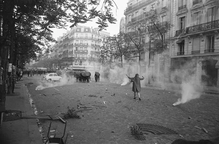 Un regard sur les barricades — Mai 68. Кадр 2