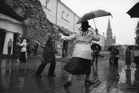 Dancing at Alexandrovsky Garden. Кадр 12