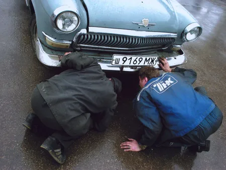 Man and automobile. Кадр 7