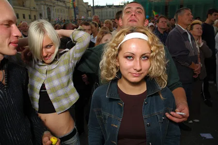 Moscovites and visitors of capital. City day. Кадр 4