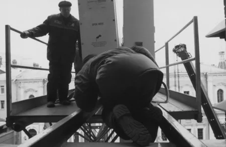 2004 март. Исторический музей. Разгрузка выставки «Москва-Берлин». Кадр 2