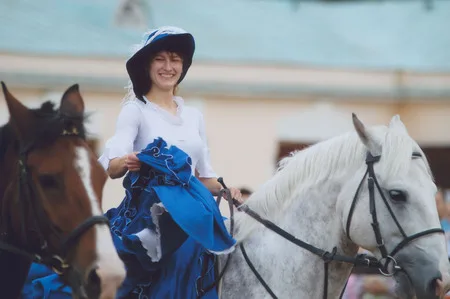 In a saddle. Кадр 1