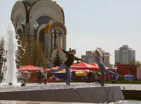 Near fountain. Кадр 8