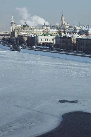 City — ice, river. Кадр 3