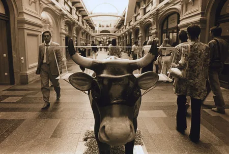 GUM. Cow parade. Кадр 1