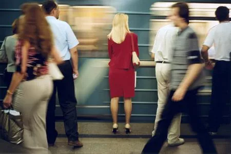 People in red. Кадр 11