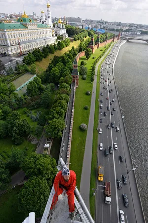 One day in the life of the Kremlin star. Кадр 4