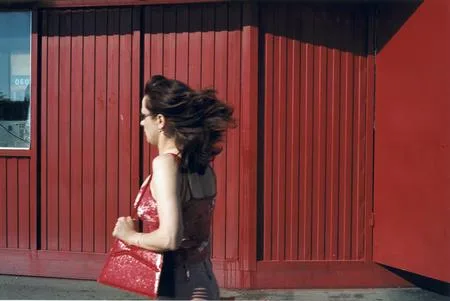 People in red. Кадр 13