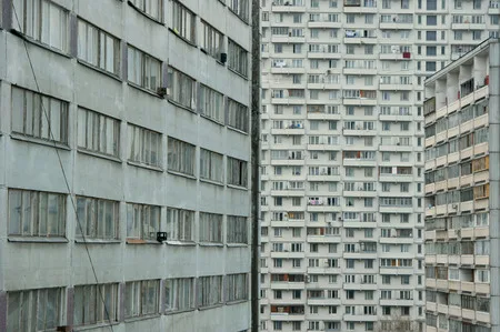 Color unity of the bureaucrats and buildings. Кадр 4