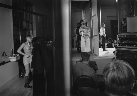 Side scenes of the Moscow Fashion. Кадр 3