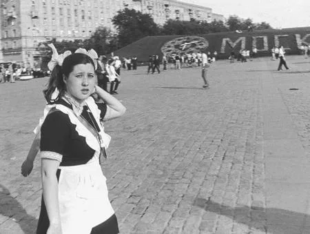 Выпускники 2003 года на Поклонной горе. Москва. Кадр 1