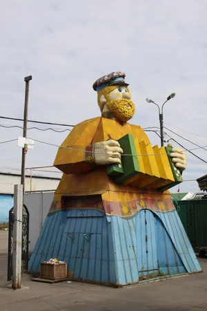 Сказочные персонажи в городе. Кадр 6