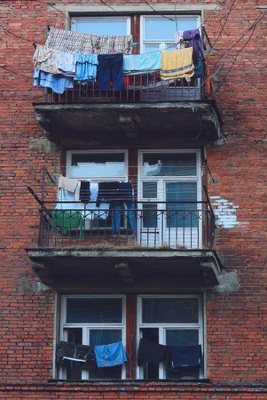 В чугунной авоське балкона. Кадр 1