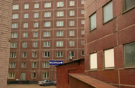 Color unity of the bureaucrats and buildings. Кадр 6