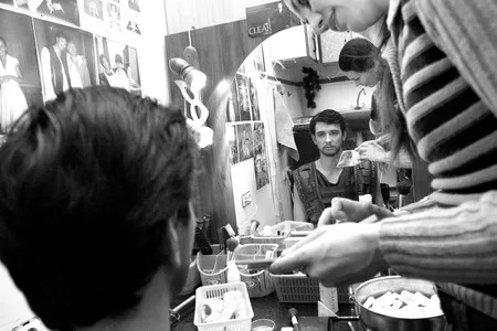 Backstage: 15 minutes left to the beginning of the show. Кадр 6