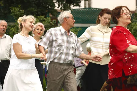 Dancing in Ermitazh garden. Кадр 3