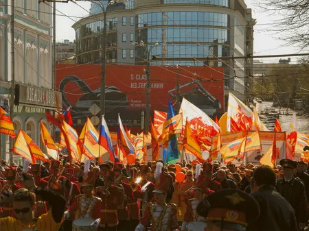 Multicolored May Day. Кадр 5