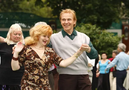 Dancing in Ermitazh garden. Кадр 2