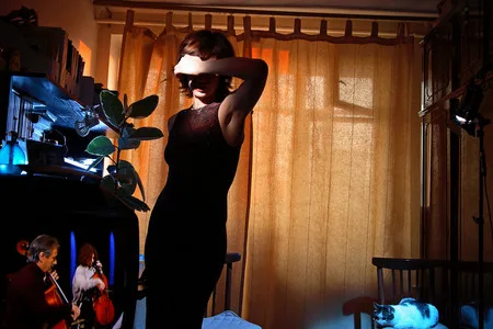 The girl and the TV. Кадр 6