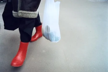 People in red. Кадр 2