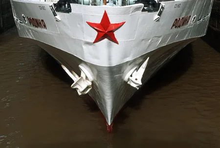 Два взгляда: вода, суда, рыбаки.... Кадр 1