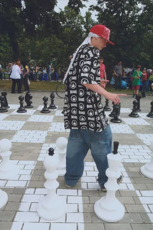 Chess boulevard. Кадр 11
