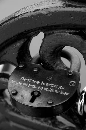 Lock for luck. Кадр 3