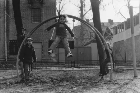 The childhood with a view on the Temple. Кадр 3