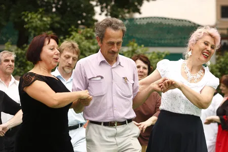 Dancing in Ermitazh garden. Кадр 4