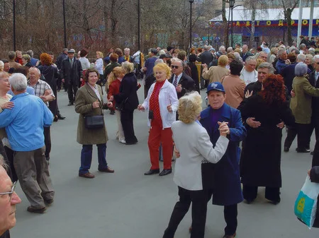 Dance everyone. Кадр 5