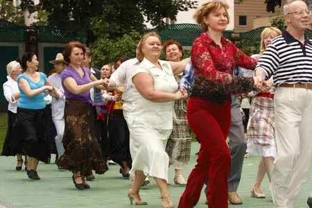 Dancing in Ermitazh garden. Кадр 7