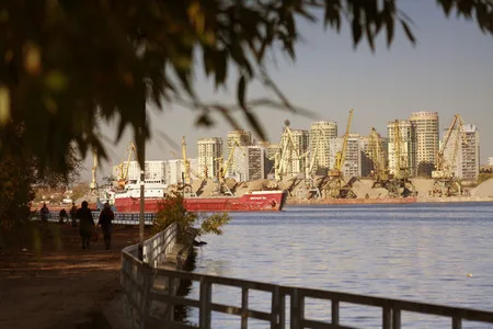 Port in autumn colour. Кадр 3