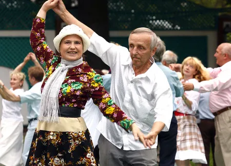 Dancing in Ermitazh garden. Кадр 10