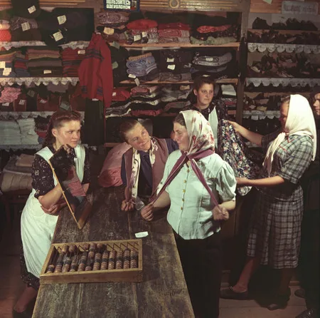 Mass consumption goods. Soviet costume. 1951—1966. Кадр 1