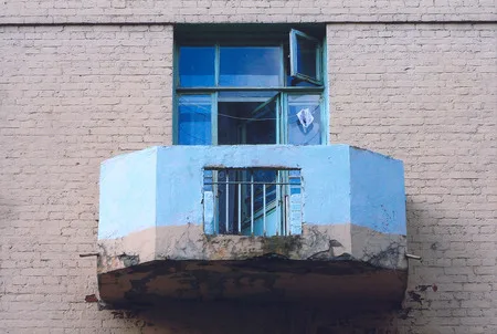 В чугунной авоське балкона. Кадр 6