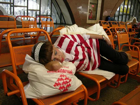People of the train station. Кадр 22