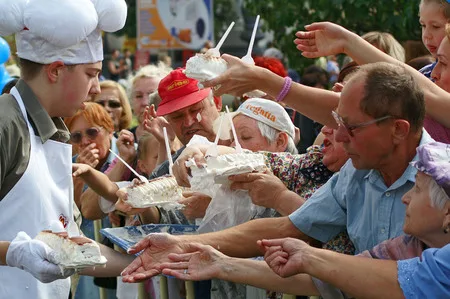 Ice cream holiday at Russia’s Main Exhibition. Кадр 11