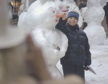 Snow people. Кадр 17