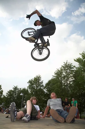 Bicycles. Кадр 7