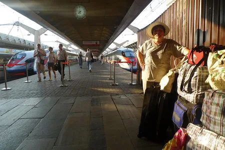 People of the train station. Кадр 7