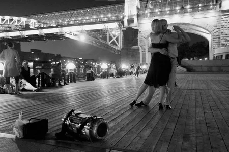 Tango: in black. Кадр 3