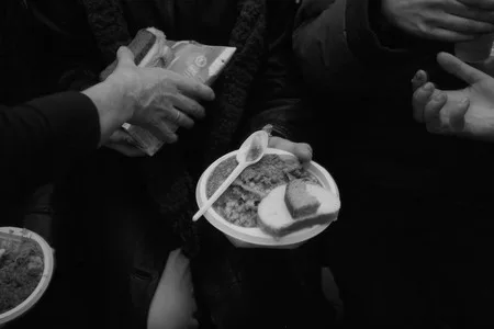 Dispensation of food in Moscow temples. Кадр 11