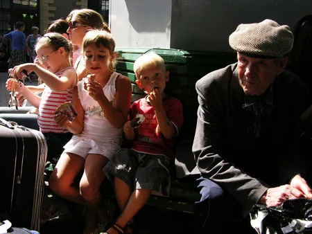People of the train station. Кадр 19
