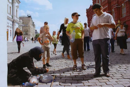 Muscovites and guests of the capital. Кадр 7