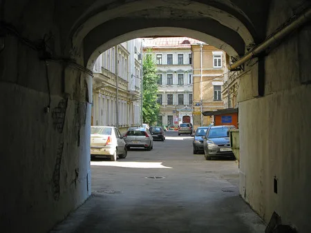 Взгляд из подворотни. Кадр 1